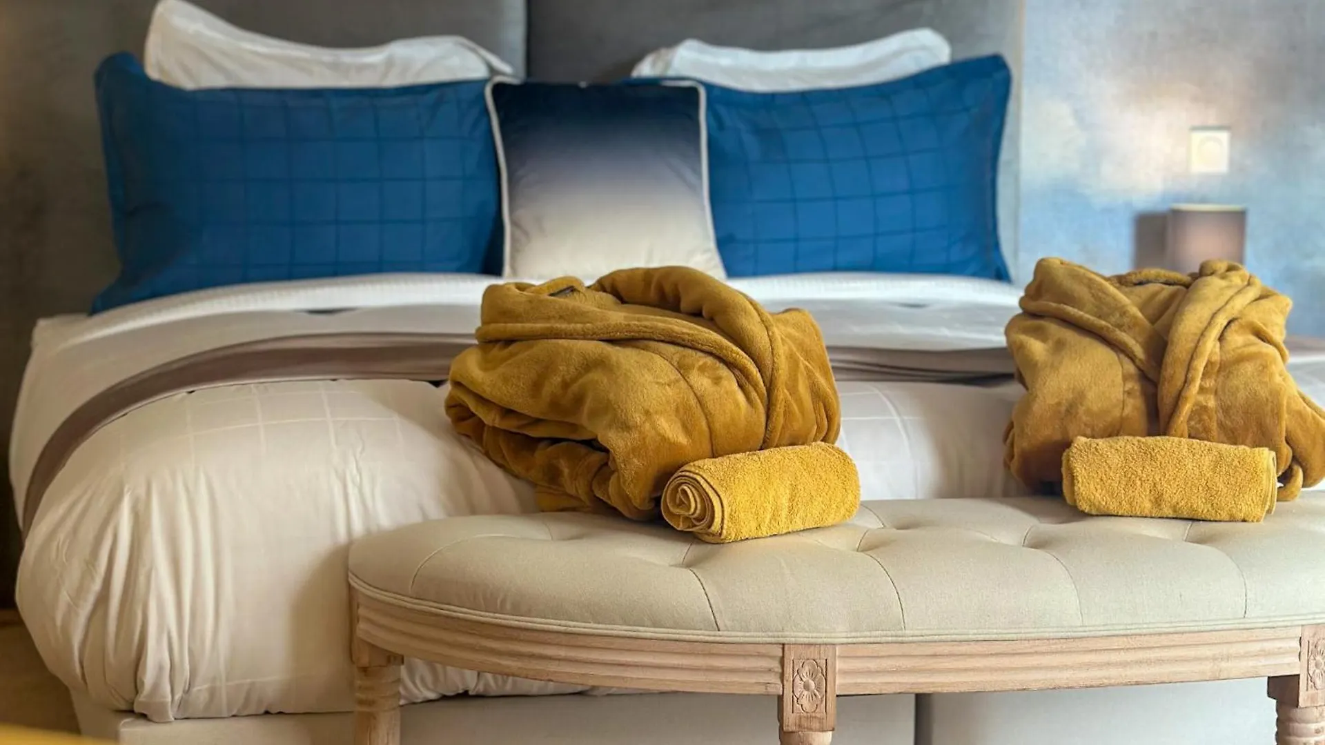Demeure Du Porzou, Chambres D'Hotes De Charme Dans Demeure D'Exception, Parc Paysager, Spa, Massages, Proche Paimpol, Classe 4 Epis Yvias